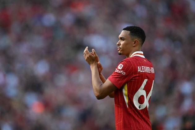 Trent Alexander-Arnold trong màu áo Liverpool, thể hiện kỹ năng chuyền bóng điêu luyện.