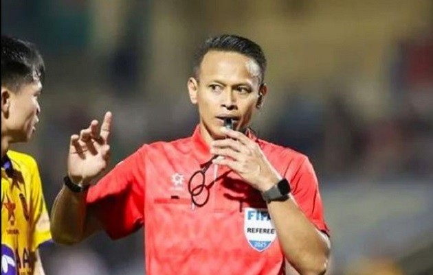 Trọng tài đang điều khiển trận đấu tại V.League, hình ảnh thể hiện vai trò quan trọng của trọng tài trong việc đảm bảo tính công bằng và minh bạch của giải đấu.