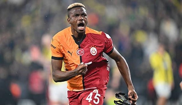 Victor Osimhen trong màu áo Napoli, mục tiêu chuyển nhượng hàng đầu của Chelsea.