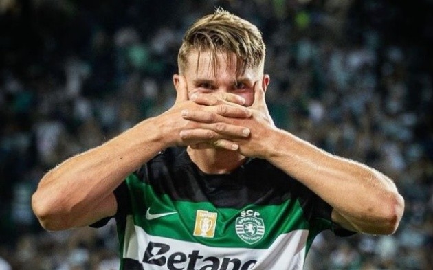Viktor Gyokeres tranh bóng bùng nổ, thể hiện phong độ đỉnh cao.