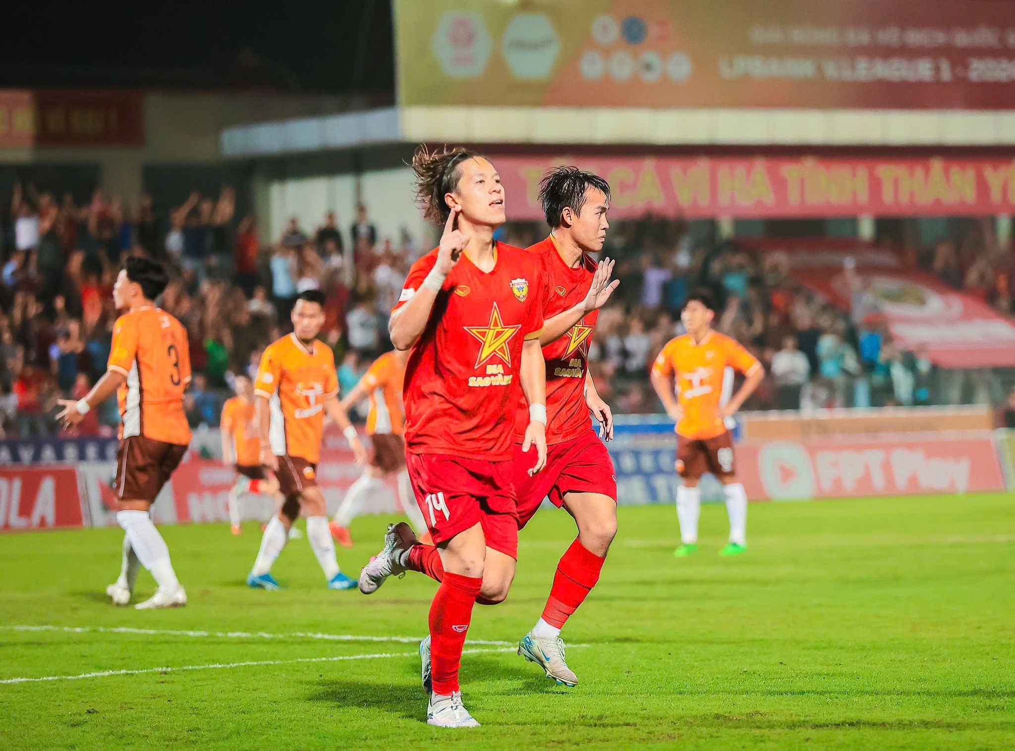 Viktor Le ăn mừng bàn thắng cho Hồng Lĩnh Hà Tĩnh, khẳng định phong độ ấn tượng và tầm quan trọng trong lối chơi của đội bóng.