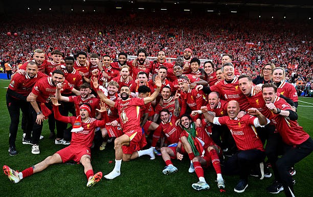 Virgil van Dijk chỉ huy hàng thủ Liverpool