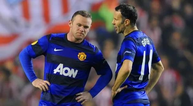 Wayne Rooney và Ryan Giggs bất lực trước lối chơi pressing của Bilbao trong trận đấu năm 2012.