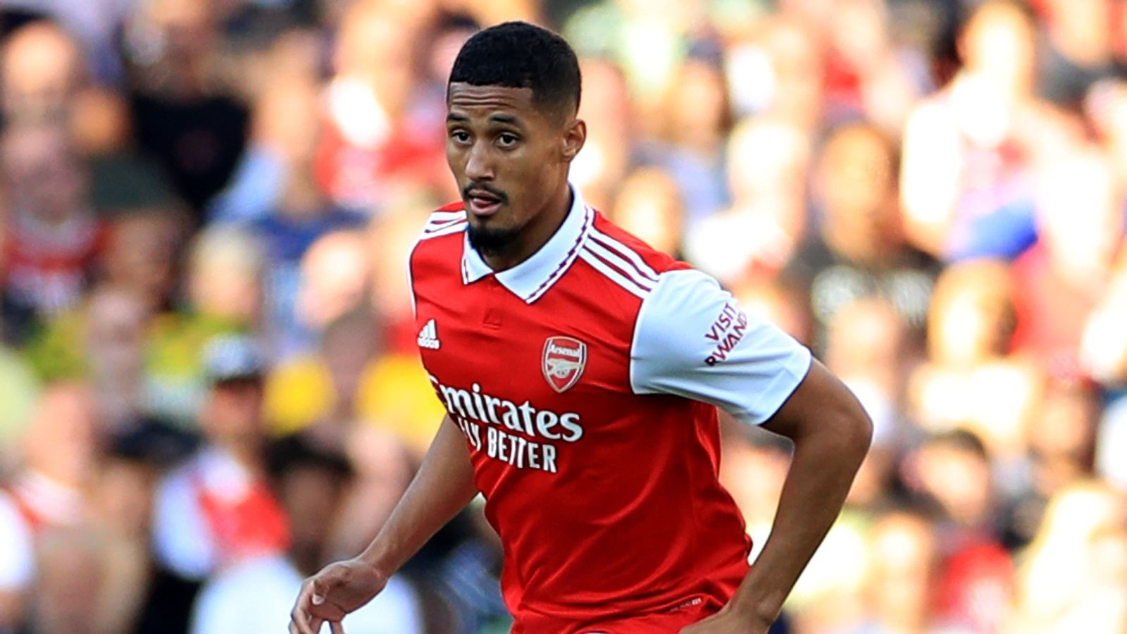 William Saliba trong màu áo Arsenal, đối mặt với tiền đạo đối phương.