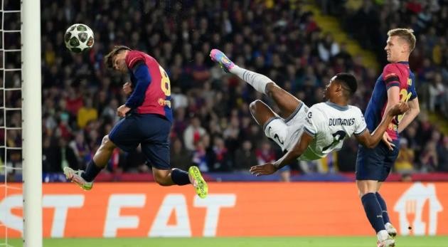 Yann Sommer trong một pha cứu thua cho Inter Milan.