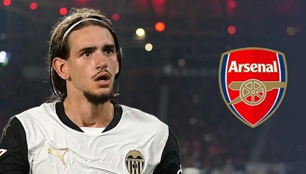 Yarek Gasiorowski trong màu áo Valencia, thể hiện sự điềm tĩnh và khả năng kiểm soát bóng ấn tượng