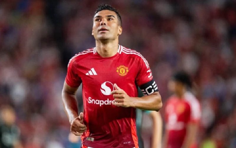 Tiền vệ Casemiro của Manchester United tranh chấp bóng quyết liệt với ngôi sao Arsenal