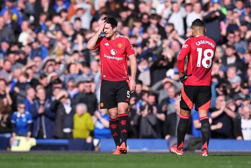 HLV Ruben Amorim đứng trên sân Old Trafford với vẻ mặt trầm tư, biểu tượng cho giai đoạn khủng hoảng của Manchester United dưới thời ông, khi chiến thuật 3-4-3 bị các chuyên gia chỉ trích gay gắt.