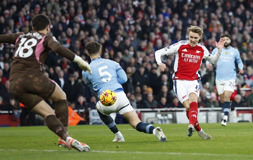 HLV Pep Guardiola trầm tư sau thất bại 1-5 của Man City trước Arsenal tại vòng 24 Ngoại hạng Anh