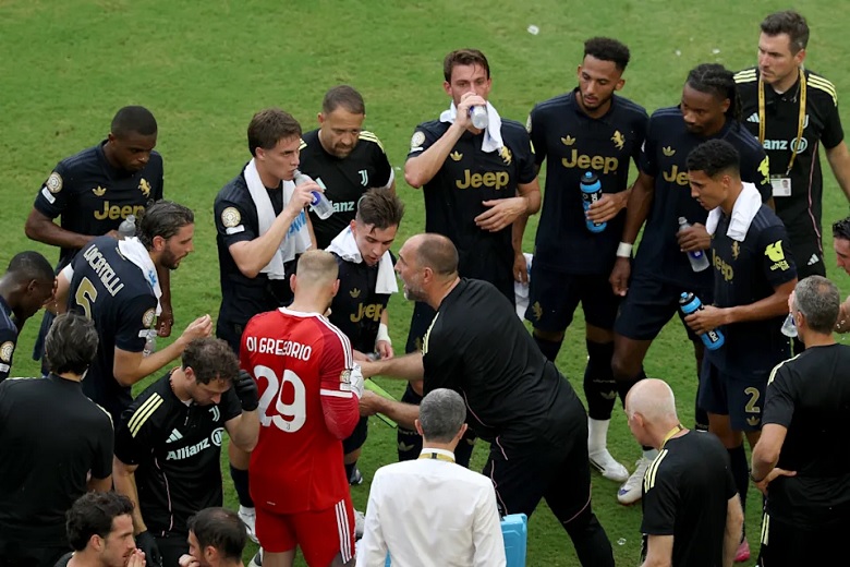 Hình ảnh các cầu thủ Juventus vật lộn với cường độ trận đấu và thời tiết nóng ẩm tại FIFA Club World Cup 2025