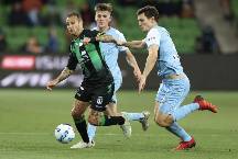 Cầu thủ Western United nỗ lực tranh bóng với cầu thủ Melbourne City trong một pha bóng kịch tính