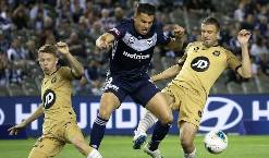 Cầu thủ Western Sydney và Melbourne Victory đối đầu quyết liệt trên sân cỏ, thể hiện sự căng thẳng của trận derby