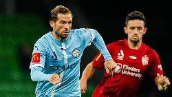 Tiền đạo Melbourne City chuẩn bị sút bóng trong trận đấu nảy lửa với Sydney FC, một trong những cặp đấu kinh điển của A-League
