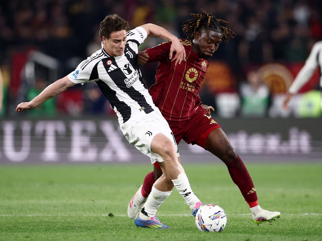 Cầu thủ AS Roma và Juventus tranh bóng quyết liệt trong trận hòa 1-1 tại Serie A.