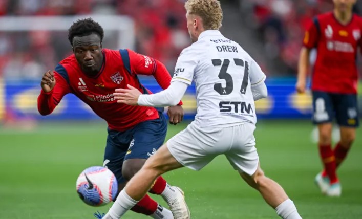Pha tranh bóng căng thẳng giữa cầu thủ Adelaide United và Macarthur trong trận hòa kịch tính 1-1