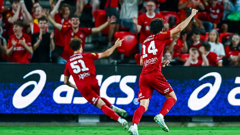 Các cầu thủ Adelaide United ăn mừng bàn thắng trong trận đấu kịch tính với Wellington Phoenix tại A-League.