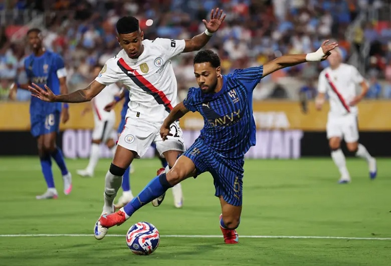 Các cầu thủ Man City thất vọng sau trận thua bất ngờ trước Al Hilal tại Club World Cup.
