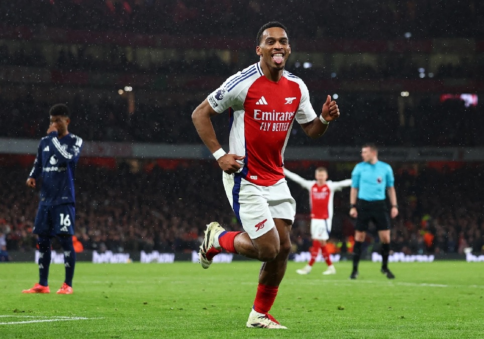 Cầu thủ Arsenal ăn mừng chiến thắng 2-0 trước Manchester United tại Ngoại hạng Anh