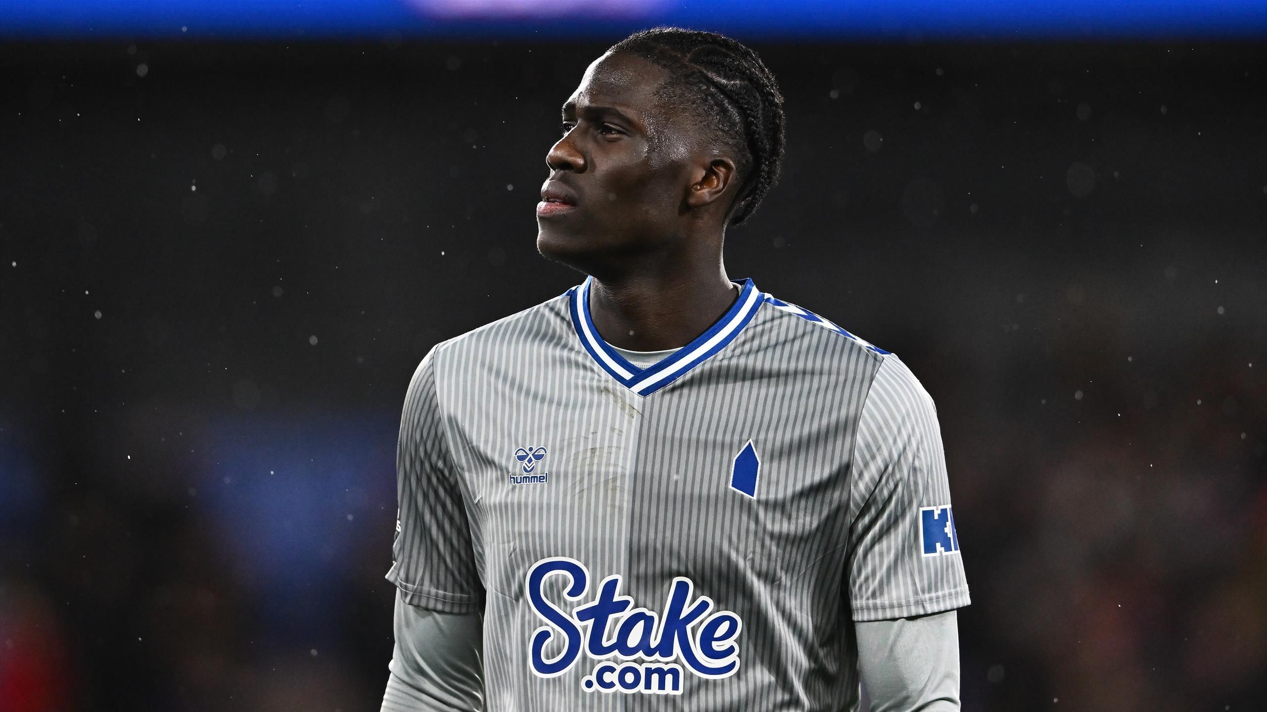 Amadou Onana trong màu áo Everton, mục tiêu chuyển nhượng của Arsenal với mức giá 50 triệu euro để tăng cường tuyến giữa