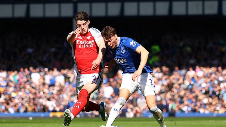 Trossard ăn mừng bàn mở tỷ số cho Arsenal trong trận đấu với Everton tại Ngoại hạng Anh