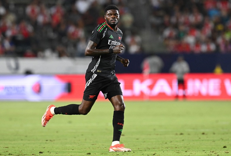Thomas Partey, tiền vệ chủ chốt của Arsenal, sẽ vắng mặt ở trận bán kết Cúp C1 gặp PSG do án treo giò.
