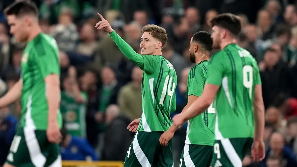 Các cầu thủ Bắc Ireland ăn mừng sau bàn mở tỷ số của Isaac Price vào lưới Thụy Sĩ tại Windsor Park