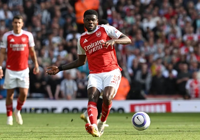 Thomas Partey trong màu áo Arsenal, đối mặt với nguy cơ đáo hạn hợp đồng và được Barca săn đón