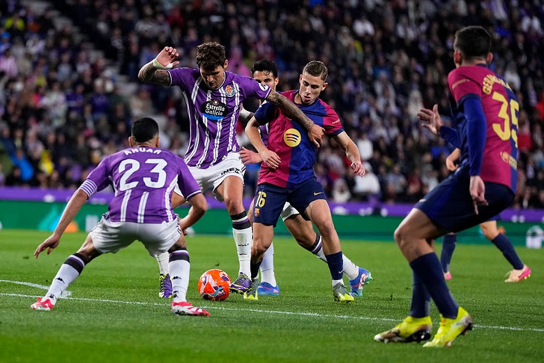 Barcelona ăn mừng chiến thắng, giữ vững vị trí trong cuộc đua vô địch La Liga.