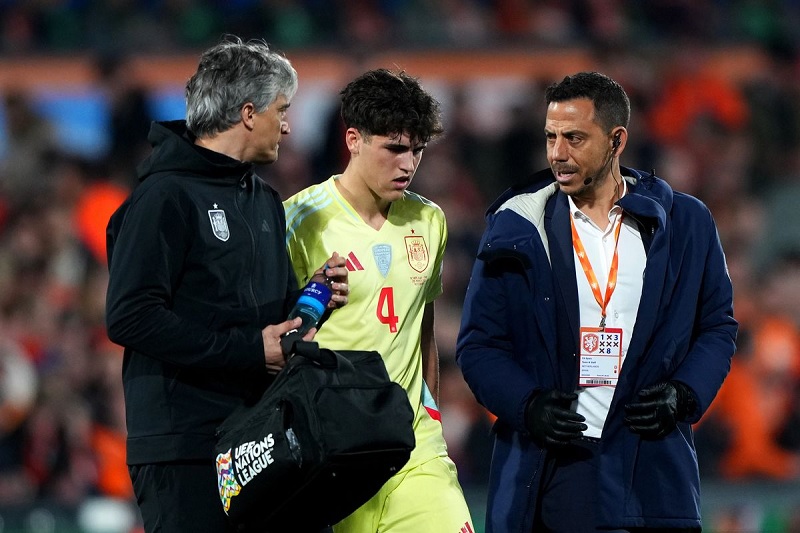 Pau Cubarsi ôm chân đau đớn rời sân, gương mặt đầy vẻ tiếc nuối sau va chạm với Memphis Depay