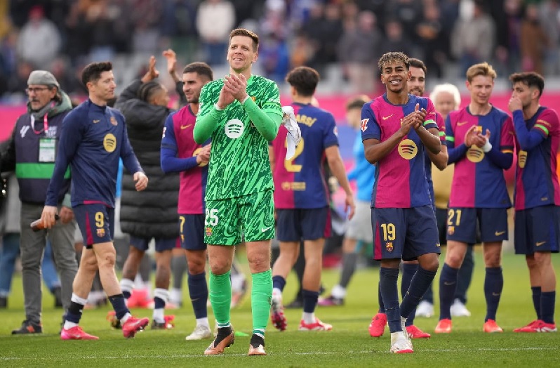 Robert Lewandowski ăn mừng bàn thắng, giúp Barcelona rút ngắn khoảng cách với Real Madrid trên bảng xếp hạng La Liga.