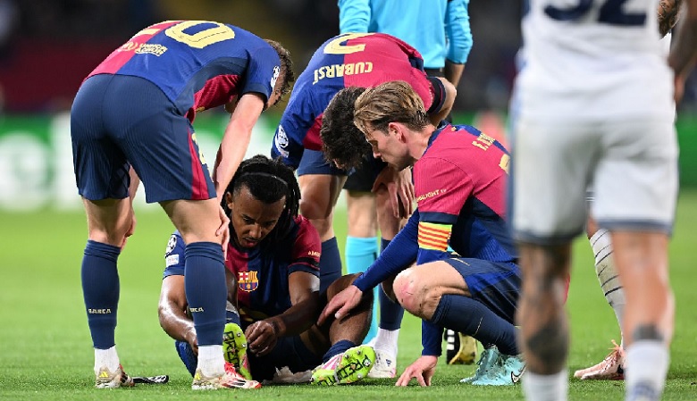 Hậu vệ Jules Kounde của Barcelona tập tễnh rời sân do chấn thương gân khoeo