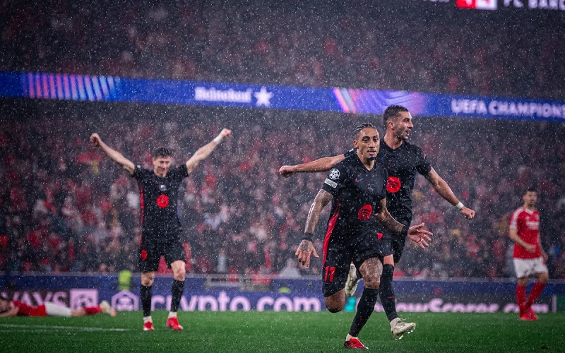 Raphinha ăn mừng sau bàn thắng quan trọng, góp phần vào màn lội ngược dòng kịch tính của Barcelona trước Benfica tại Cúp C1.