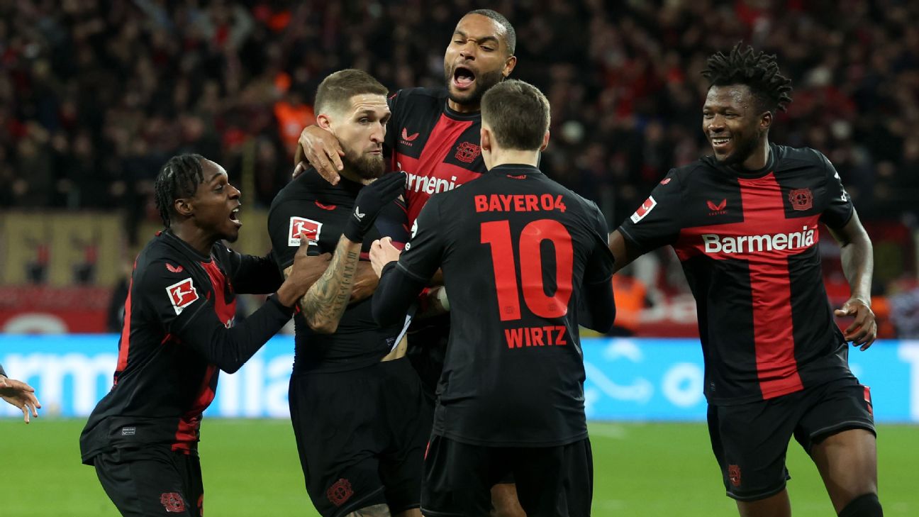 Cầu thủ Bayer Leverkusen ăn mừng chiến thắng 2-1 trước Mainz tại BayArena, củng cố ngôi đầu Bundesliga và lập kỷ lục bất bại.