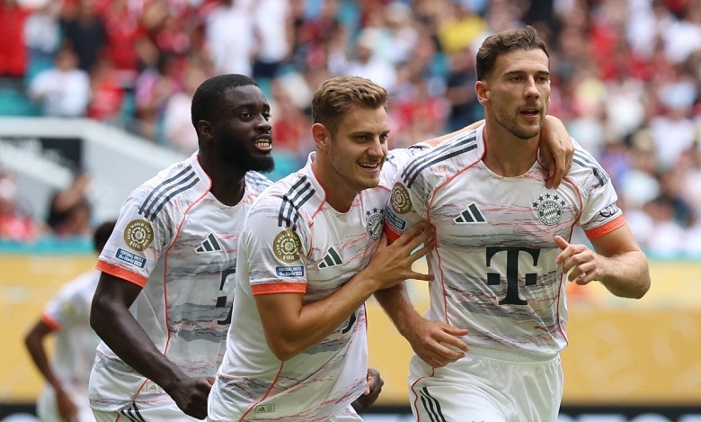 Các cầu thủ Bayern Munich ăn mừng sau chiến thắng trước Flamengo tại Club World Cup 2025, giành vé vào tứ kết