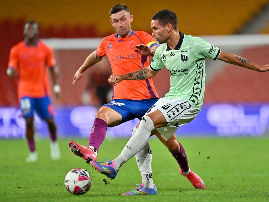 Brisbane Roar ăn mừng bàn thắng vào lưới Western United FC tại A-League, thể hiện chiến thắng nhọc nhằn
