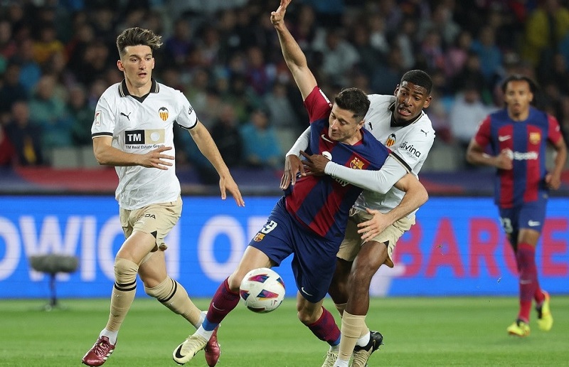 Barcelona hành quân đến sân Valencia tại tứ kết Cúp Nhà vua Tây Ban Nha 2025