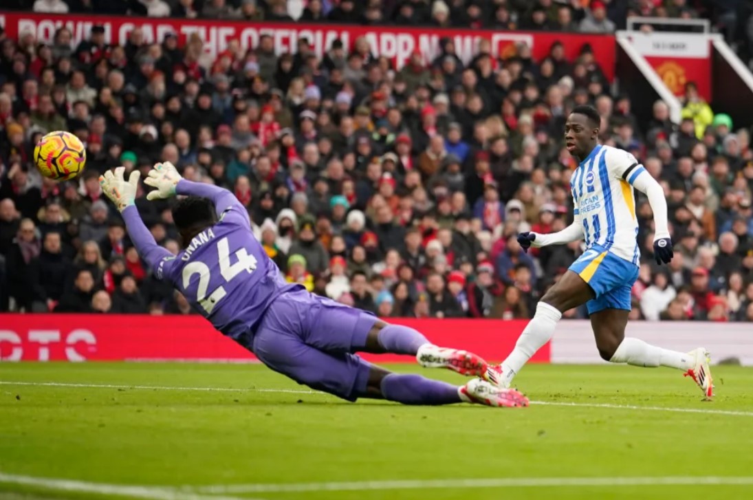 Thủ môn Andre Onana của Manchester United trong trận đấu, đối mặt với làn sóng chỉ trích từ người hâm mộ sau những sai lầm.