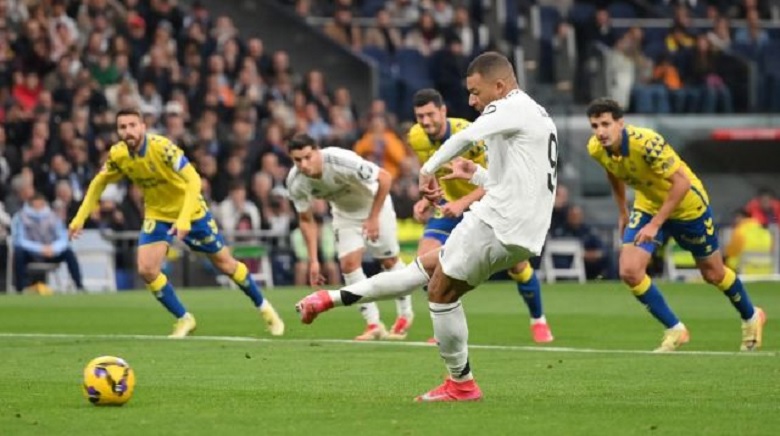 Tiền đạo Kylian Mbappe ăn mừng bàn thắng, góp công lớn vào chiến thắng lội ngược dòng của Real Madrid trước Las Palmas.