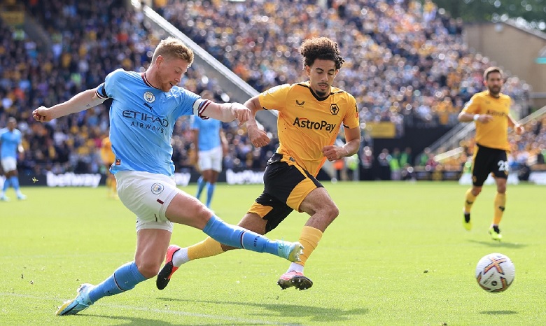 Kevin De Bruyne ăn mừng bàn thắng duy nhất vào lưới Wolves, giúp Man City giành chiến thắng quan trọng trong cuộc đua top 4 Ngoại hạng Anh.