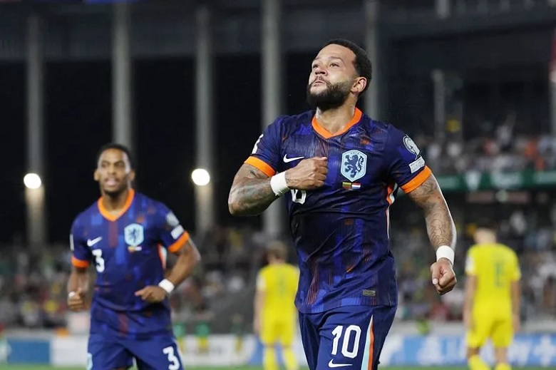 Memphis Depay ăn mừng bàn thắng, phá kỷ lục ghi bàn của tuyển Hà Lan