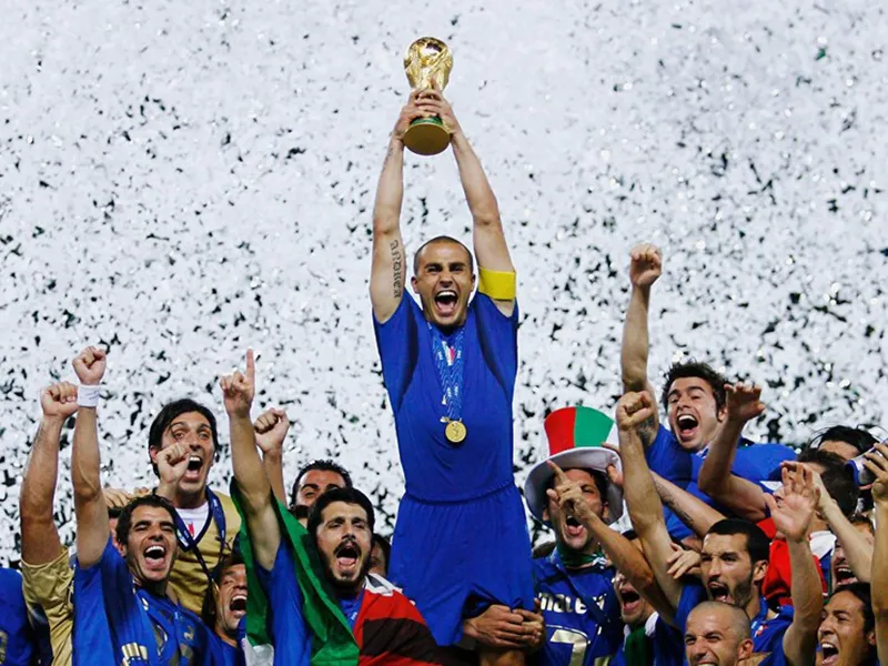 Thủ quân Fabio Cannavaro nâng cao cúp vàng World Cup, một trong những danh thủ chưa từng vô địch EURO