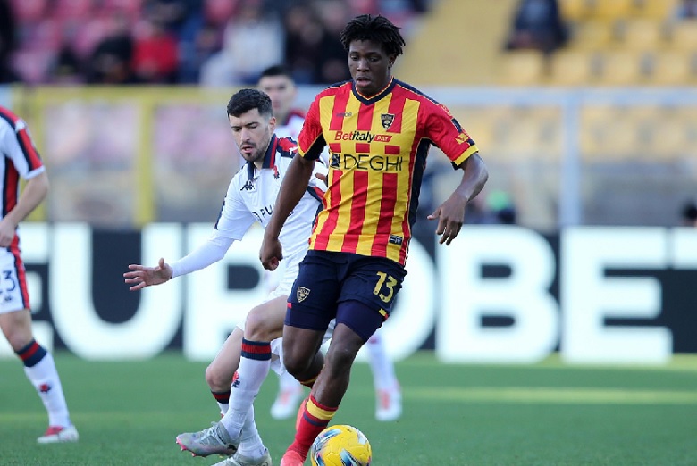 Patrick Dorgu xúc động chia tay người hâm mộ Lecce trước khi chuyển đến Manchester United