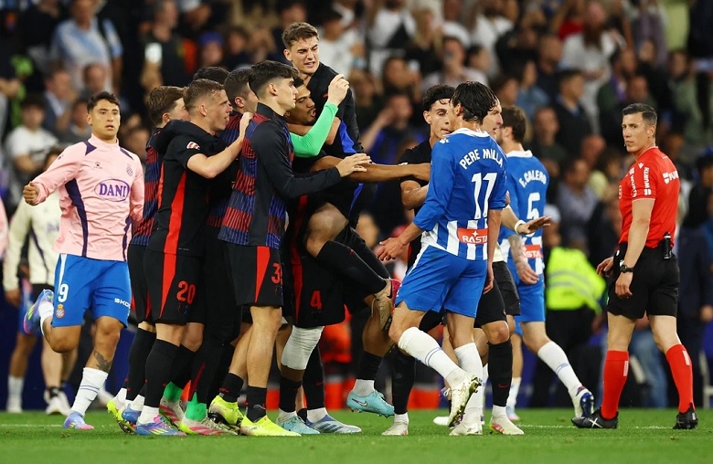 Cầu thủ Espanyol ngăn cản Barcelona ăn mừng chức vô địch La Liga trên sân RCDE