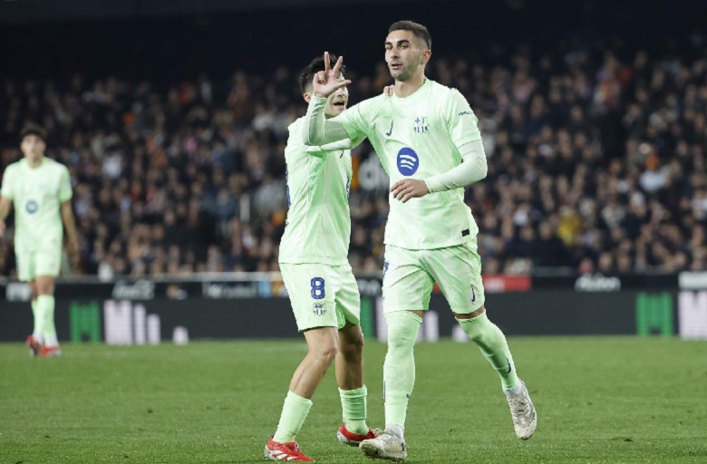 Ferran Torres của Barcelona ăn mừng bàn thắng, đã ghi 19 bàn mùa này trước khi phẫu thuật viêm ruột thừa