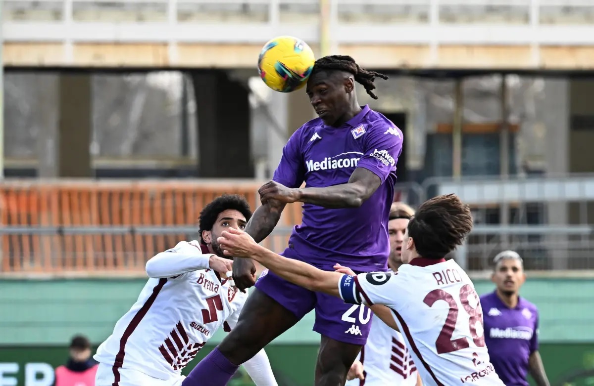 Pha tranh chấp quyết liệt giữa các cầu thủ Fiorentina và Torino trên sân Artemio Franchi, nơi Viola bất ngờ bị cầm chân dù có lợi thế hơn người.