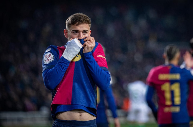 Tiền vệ Gavi của Barcelona trên sân cỏ, đối mặt chấn thương đầu gối và nguy cơ phải phẫu thuật