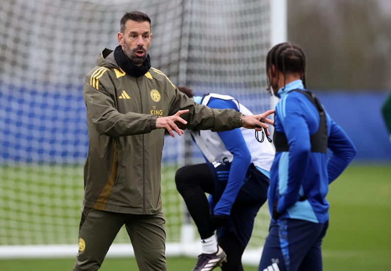 Ruud van Nistelrooy đứng trước áp lực lớn tại Leicester City khi đội bóng chìm sâu trong khủng hoảng
