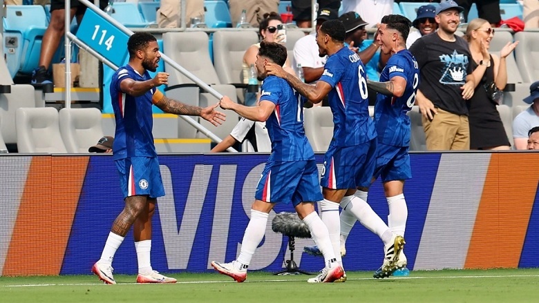 Các cầu thủ Chelsea ăn mừng sau khi ghi bàn thắng quan trọng tại FIFA Club World Cup