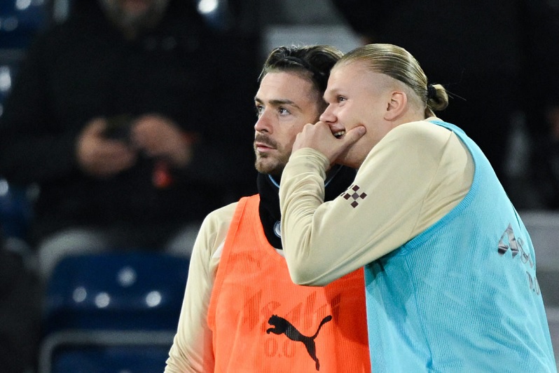 Jack Grealish với vẻ mặt thất vọng trong màu áo Man City, phản ánh phong độ sa sút nghiêm trọng ở mùa giải 2024/2025.