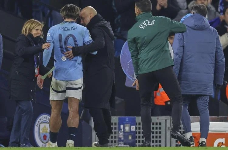 Jack Grealish ôm chân đau đớn, phải rời sân giữa chừng trong trận đấu của Man City với Real Madrid.